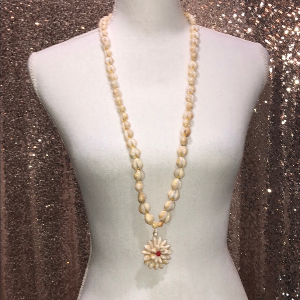 Vintage 1970s cowrie shell necklace boho hippie